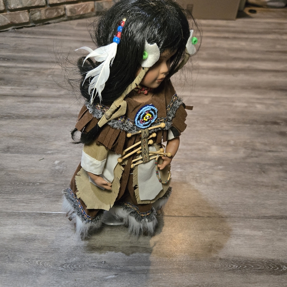 Native American-Inspired Doll with Black Hair‎ - Picture 3 of 16
